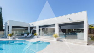 Frameless Glass Systems vs Traditional Outdoor Structures in UAE
